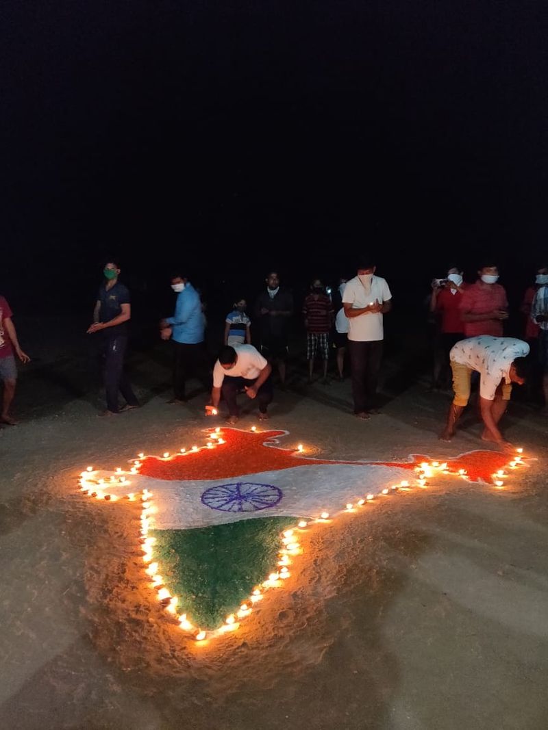 ಯಾರು ಏನು ಕರೆ ಕೊಟ್ಟಿಲ್ಲ ಆದರೂ ಕ್ವಾರಂಟೈನಲ್ಲಿರುವ ವಲಸಿಗರು ದೀಪ ಹಚ್ಚಿ ಅಚ್ಚರಿ ಮೂಡಿಸಿದ್ದಾರೆ.