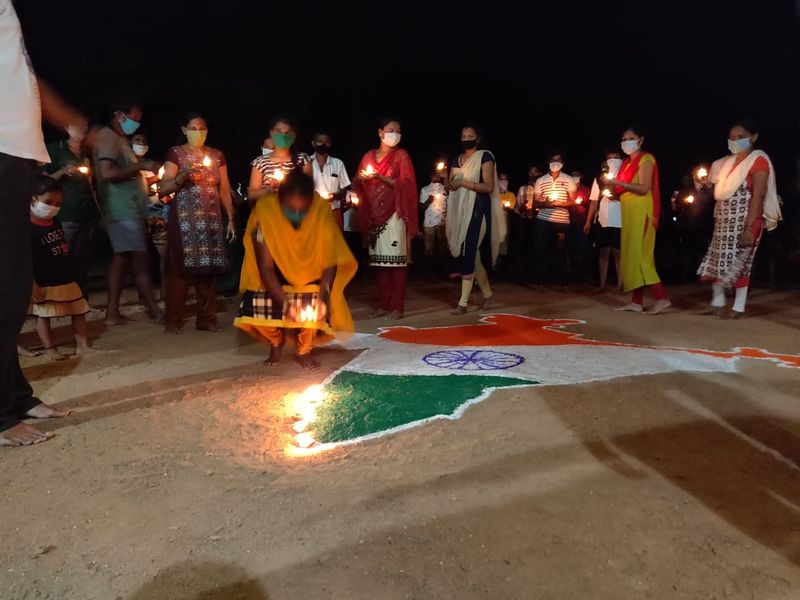 ಆದ್ರೆ ಇದೀಗ ಉಡುಪಿ ಜಿಲ್ಲೆಯಲ್ಲಿ ಕ್ವಾರಂಟೈನ್ನಲ್ಲಿರೋ ವಲಸಿಗರು ದೀಪ ಹಚ್ಚಿದ್ದಾರೆ.