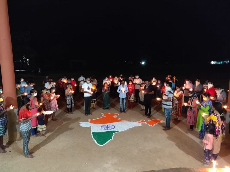ಕೊರೋನಾ ಎನ್ನುವ ಮಹಾಮಾರಿ ಆದಷ್ಟು ಬೇಗ ತೊಲಗಿಸಲಿ ಮತ್ತು ದೇಶದ ಜನರ ಆರೋಗ್ಯ ಮತ್ತು ಆರ್ಥಿಕ ಪರಿಸ್ತಿತಿ ಆದಷ್ಟು ಬೇಗ ಸುದಾರಿಸಲಿ ಎಂದು ಭಾರತಾಂಬೆಯ ನಕ್ಷೆಯ ಮೇಲೆ ಕ್ವಾರಂಟೈನಲ್ಲಿರುವ ಎಲ್ಲಾ ವಲಸಿಗರು ದೀಪ ಹಿಡಿದು ಪ್ರಾರ್ಥಿಸಿದರು.