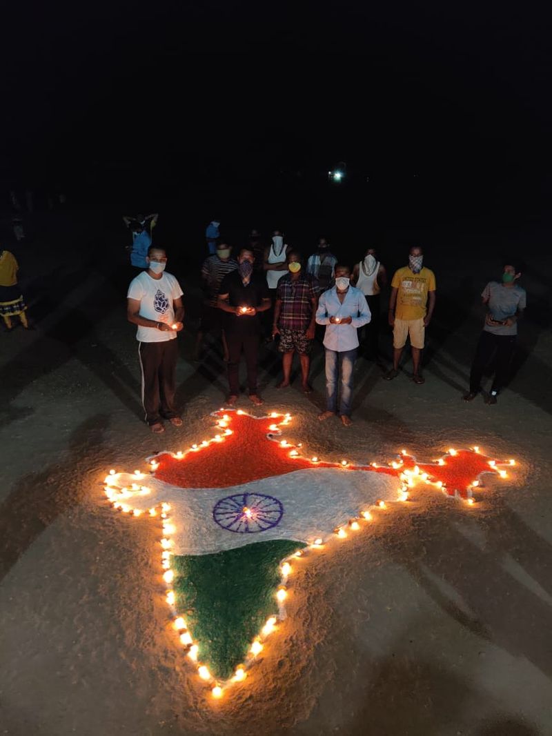 ಭಾರತಾಂಬೆಯನ್ನು ನೆನೆದು ದೀಪ ಬೆಳಗಿಸುವುದರೊಂದಿಗೆ ಕೊರೋನಾ ಎಂಬ ಮಹಾಮಾರಿಯ ವಿರುದ್ದ ದೇಶದ ಪರ ಪ್ರಾರ್ಥನೆಯನ್ನು ಮಾಡಿ ಜಿಲ್ಲೆಯ ಮಾದರಿ ಕ್ವಾರಂಟೈನ್ ಆಗುದಕ್ಕೆ ಸಾಕ್ಷಿಯಾಗಿದ್ದಾರೆ.