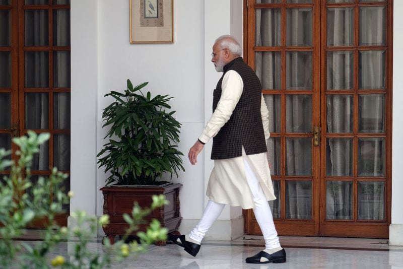 10. पीएम मोदी ने कहा कि ताली-थाली बजाने और दीया जलाने से लेकर भारत की सेनाओं द्वारा कोरोना वॉरियर्स का सम्मान हो, जनता कर्फ्यू या देशव्यापी लॉकडाउन के दौरान नियमों का निष्ठा से पालन हो, हर अवसर पर आपने ये दिखाया है कि एक भारत ही श्रेष्ठ भारत की गारंटी है।