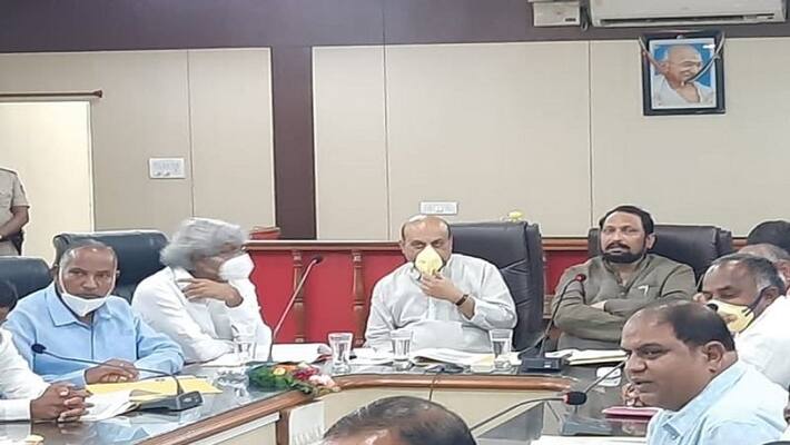 Minister Laxman Savadi Says Cancellation of Unlicensed Private Transport Vehicles Licenses Minister Laxman Savadi Says Cancellation of Unlicensed Private Transport Vehicles Licenses