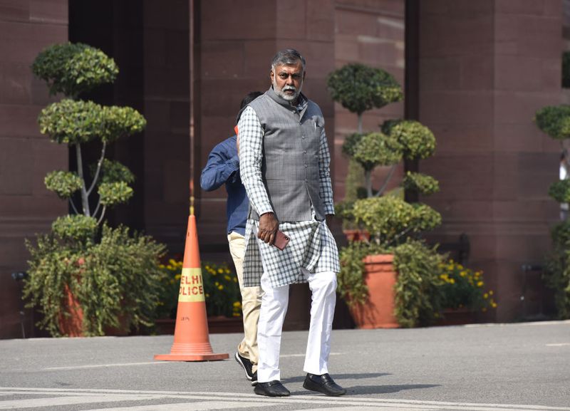 निशंक को मानव संसाधन मंत्रालय
मोदी सरकार में मानव संसाधन विकास मंत्रालय का जिम्मा उत्तराखंड के पूर्व मुख्यमंत्री व हरिद्वार लोकसभा के सांसद डॉ. रमेश पोखरियाल निशंक को सौंपा गया है। निशंक पिछली मोदी सरकार में कैबिनेट का हिस्सा नहीं थे, लेकिन इस बार उन्हें काफी अहम विभाग की जिम्मेदारी सौंपी गई है।
