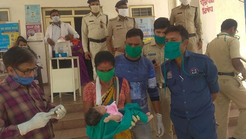 डायल 100 के साथ मौके पर पहुंचे एएसआई महेश अहिरवार ने बताया कि जब बच्ची को उठाया गया, उसके पूरे शरीर पर चींटियां लगी हुई थीं। सबसे पहले उसे वहीं साफ किया गया। फिर सामुदायिक स्वास्थ्य केंद्र लाया गया। फिलहाल बच्ची ठीक है।
