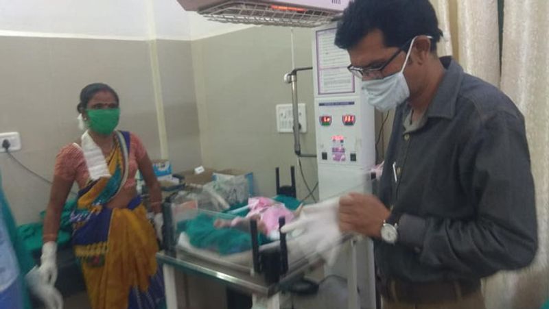 बच्ची भूख से बिलबिला रही थी। इस पर अस्पताल में भर्ती दूसरी प्रसूताएं बच्ची की मां बनकर सामने आईं। उन्होंने बच्ची को अपना दूध पिलाया। तामिया के टीआई मोहन सिंह मर्सकोले ने बताया कि नवजात पूरी तरह स्वस्थ है। अब आंगनबाड़ी कार्यकर्ताओं और आशा कार्यकर्ताओं के जरिये बच्ची की मां के बारे में पता कराया जा रहा है।