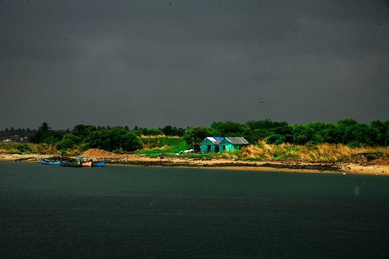 ದಟ್ಟ ಮೋಡ ಆವರಿಸಿರುವ ಬಂದರಿನ ಚಿತ್ರ