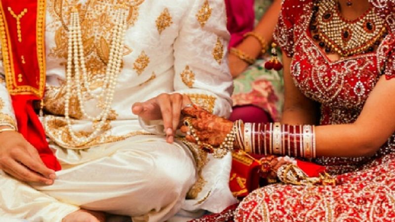 नव विवाहित जोड़े ने कहा कि हमलोगों ने लॉकडाउन का पालन करते हुए शादी की है। यह भी जीवन में एक यादगार पहचान बनी रहेगी। देश को इस महामारी से बचाएं घर पर रहें और सुरक्षित रहें।