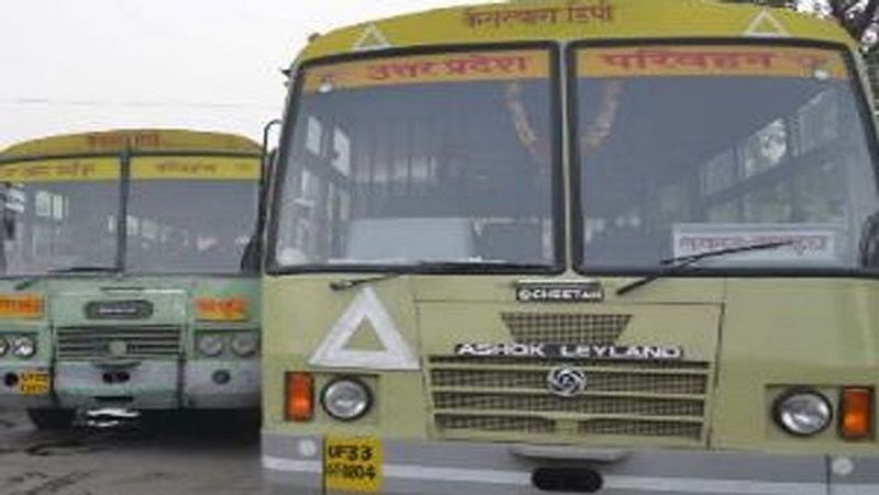 उत्तर प्रदेश रोडवेज की बसें चलेंगी
1 जून से उत्तर प्रेदेश रोडवेज की बसें चलेंगी। बसों के संचालन में लॉकडाउन के निर्देशों का पालन करना होगा। बसों में कंडक्टर की सीट के पास सैनेटाइजर की बोतल होगी। सैनेटाइजर के इस्तेमाल के बाद ही पैसेंजर बस में बैठ सकेंगे। बस के स्टाफ के लिए अलग से सैनिटाइजर की बोतल होगी। अगर किसी बस में 60 सीट है तो सिर्फ 30 सीटों पर ही यात्री सफर कर सकेंगे। 