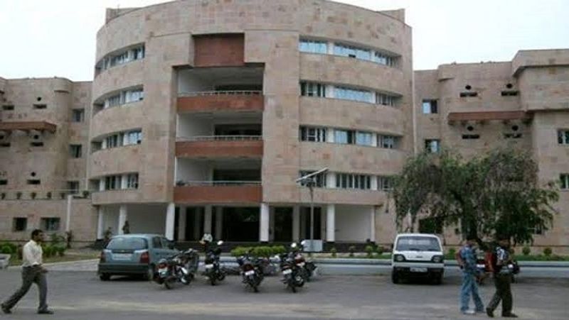 यूपी के एमएनएनआइटी की सेमेस्टर एग्जाम ऑनलाइन होंगे
उत्तर प्रदेश के मोतीलाल नेहरू राष्ट्रीय प्रौद्योगिकी संस्थान (एमएनएनआइटी) के 2019-2020 सत्र की ऑनलाइन सेमेस्टर एग्जाम 8 जून से शुरू होने वाले हैं। बीटेक, एमटेक और एमएससी अंतिम सेमेस्टर की प्रयोगात्मक परीक्षाएं, प्रोजेक्ट वर्क और ऑनलाइन वॉयवा 8 से 12 जून तक होंगे। 15 से 19 जून तक सेमेस्टर परीक्षाएं होंगी और 30 जून को ऑनलाइन रिजल्ट घोषित किए जाने की संभावना है।