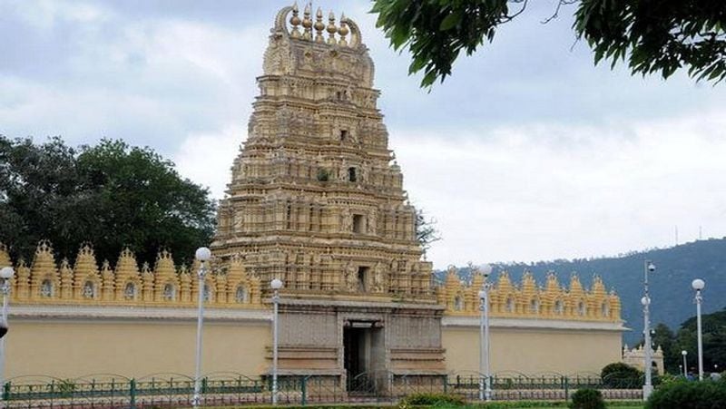 कर्नाटक में खुलेंगे मंदिर, मस्जिद और धर्मस्थल
कर्नाटक सरकार ने 1 जून से राज्य के सभी मंदिरों, मस्जिदों और चर्चों को खोलने का फैसला लिया है। लेकिन इसके साथ ही यहां आने वाले लोगों को कोरोना वायरस से बचाव तके लिए जरूरी सावधानियां बरतनी होंगी। राज्य के सभी मंदिर और दूसरे धार्मिक स्थल पिछले 2 महीने से बंद हैं। धर्मस्थल खुलेंगे, लेकिन धार्मिक सामारोहों और मेलों पर पाबंदी जारी रहेगी।