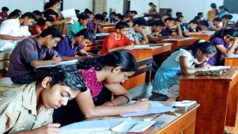 12वीं की परीक्षा
तेलंगाना में 12वीं की नहीं हो सकी परीक्षा की ताऱीख की घोषणा की जा चुकी है। स्टेट बोर्ड ऑफ इंटरमीडिएट एजुकेशन ने कहा है कि 12वीं की भूगोल और आधुनिक भाषा की परीक्षाएं 3 जून को होंगी। कोरना वायरस महामारी के चलते लगाए गए लॉकडाउन की वजह से ये परीक्षाएं नहीं हो सकी थीं।