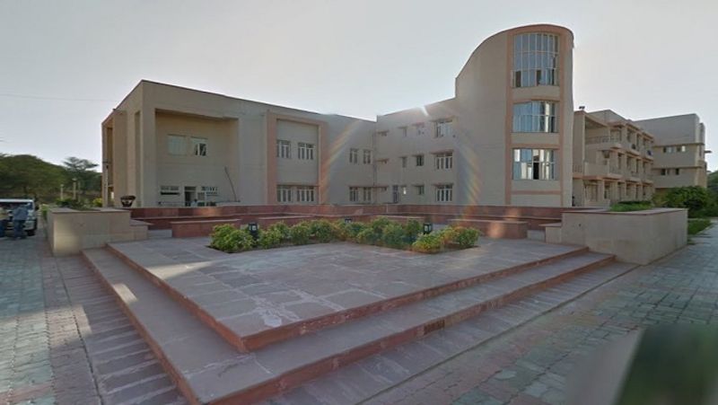 हरियाणा में 1 जून से गर्मी की छुट्टियां
हरियाणा में कॉलेजों में 1 जून से गर्मी की छुट्टियां घोषित कर दी गई हैं। कुरुक्षेत्र विश्वविद्यालय ने एक नोटिफिकेशन जारी कर के कहा है कि 1 जून से 25 जून, 2020 तक अवकाश घोषित किया गया है। इस नोटिस में यह भी कहा गया है कि ग्रैजुएशन और पोस्ट ग्रैजुएशन के स्टूडेंट्स की परीक्षा 1 जुलाई, 2020 से होगी। 
