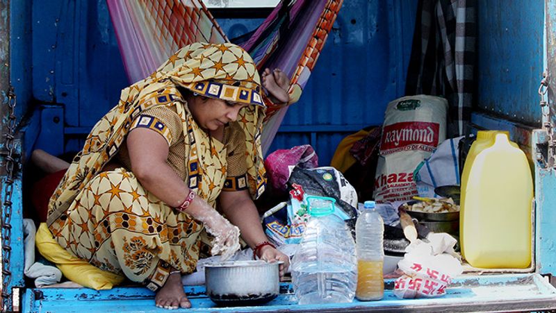 लॉकडाउन के बीच खाने की तैयारी करती एक महिला।