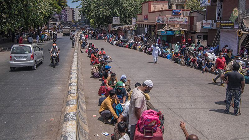 मुंबई से हजारों प्रवासी लोग अपने राज्यों को रवाना हो गए हैं। इसके लिए स्पेशल ट्रेनें चलाई गईं।