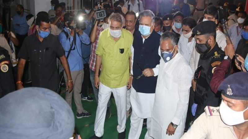अजीत जोगी के अंतिम दर्शन करने के लिए प्रदेश के पूर्व मुख्यमंत्री डॉ रमन सिंह भी पहंचे।