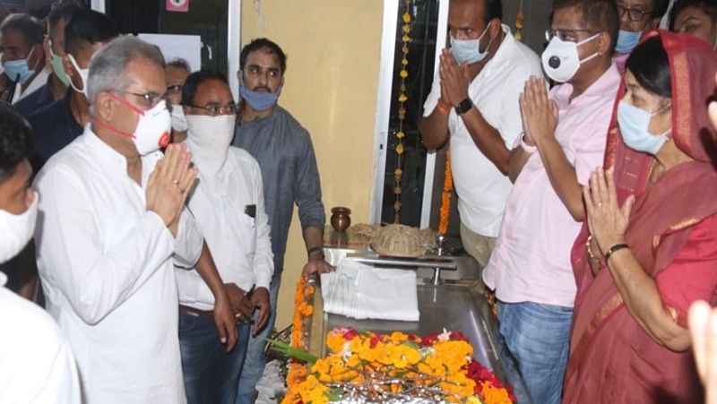 विराट व्यक्तित्व के धनी अजीत जोगी के अंतिम दर्शन के लिए राज्य के मुख्यमंत्री भूपेश बघेल उनके निधन पर दुःख जताते हुए 3 दिन का राजकीय शोक घोषित किया है। इस दौरान राष्ट्रीय ध्वज आधा झुका रहेगा और कोई भी शासकीय समारोह आयोजित नहीं किए जाएंगे। वहीं मुख्यमंत्री ने जोगी के निवास पर जाकर परिवार के लोगों से मुलाकात की और शव को प्रणाम कर अंतिम दर्शन किए