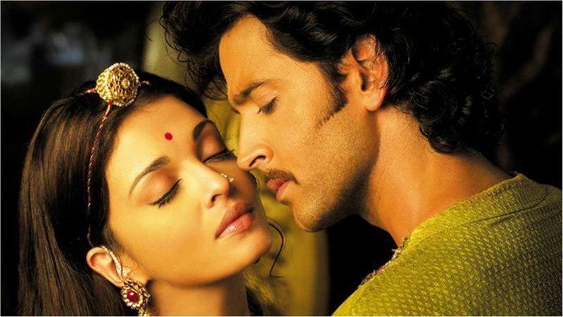 যদিও সেই বিয়ে বেশিদিন টেকেনি। বিবাহ বিচ্ছেদের কারণ হিসেবে হৃত্বিক জানিয়েছিলেন যে তিনি সহজেই মেয়েদের প্রতি আকৃষ্ট হয়ে পড়েন। 