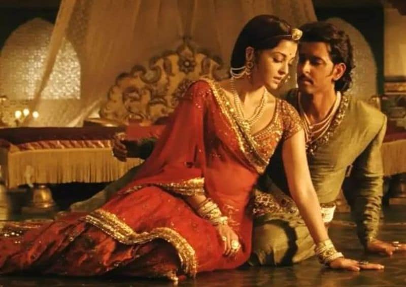 একদিকে অভিষেকের সঙ্গে বাগদান হয়ে গিয়েছে আর সেই সময়েই বলি অভিনেতা হৃত্বিকের রোশনের সঙ্গে লিপ লকের দৃশ্য মারাত্মক ভাবে ভাইরাল হয়েছিল।