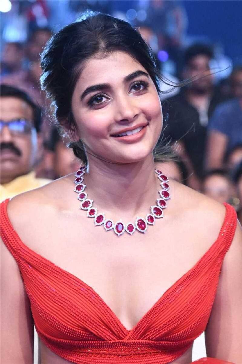 actress pooja hegde and samantha fans clash in internet