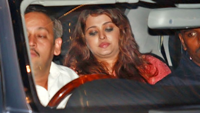 कुछ साल पहले ऐश्वर्या राय को भी इसी तरह की पॉलिटिक्स का सामना करना पड़ा था और एक अवॉर्ड शो में उनके साथ धोखा हुआ था। डेक्कन क्रॉनिकल की रिपोर्ट के मुताबिक, दरअसल ऐश्वर्या को पहले सूचना दी गई कि उन्हें संजय लीला भंसाली की फिल्म 'गुजारिश' के लिए बेस्ट एक्ट्रेस का अवॉर्ड मिल रहा है। हालांकि, एक पावरफुल शख्स के दबाव में ऐन वक्त पर उनका नाम बदल दिया गया। 
