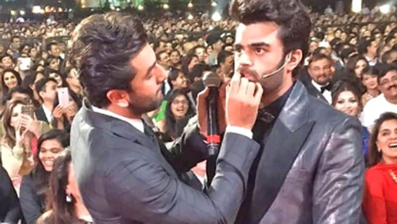 रंग दे बसंती फिल्म के डायरेक्टर राकेश ओमप्रकाश मेहरा ने एक बार कहा था कि मैं फिल्म बिरादरी के प्रोपोगेंडा और बायस्ड होने की वजह से बेहद परेशान और शर्मिंदा हूं। हमारे पास ऐसे अवॉर्ड शोज हैं, जहां पूर्वाग्रह को एंटरटेनमेंट में बदल दिया जाता है।