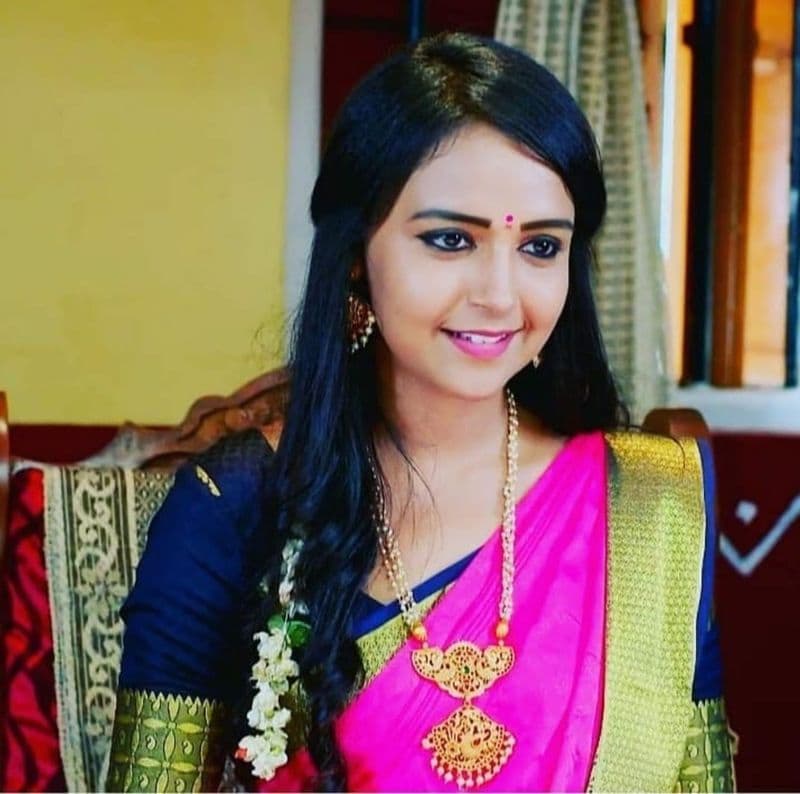 ನಿಶಾ ಮಿಲನ: ಗಟ್ಟಿಮೇಳ ಧಾರಾವಾಹಿಯ ಈಕೆ ಒಂದು ಎಪಿಸೋಡ್ಗೆ ಪಡೆಯುವುದು 35 ಸಾವಿರ ರುಪಾಯಿ. ಸೀರಿಯಲ್ನಲ್ಲಿ ಬಜಾರಿಯಾಗಿ ಕಾಣಿಸ್ಕೊಂಡ್ರೂ ಮಧ್ಯಮ ಕುಟುಂಬದ ಈಕೆ ಬ್ಯಾಕ್ಗ್ರೌಂಡ್ ಡ್ಯಾನ್ಸರ್ ಆಗಿಯೂ ಕೆಲಸ ಮಾಡಿದ್ದಾರೆ.