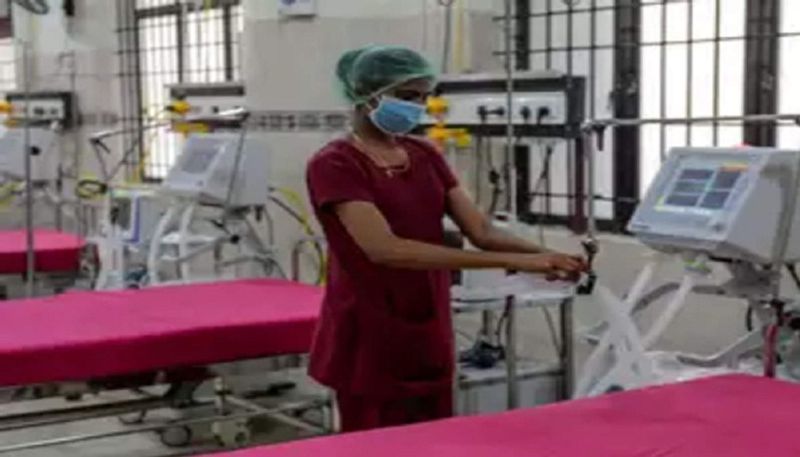 प्रमुख सचिव अमित मोहन प्रसाद ने सभी सीएमओ को निर्देश दिए हैं कि वे वरिष्ठ प्रशासनिक अधिकारियों के साथ कोविड केयर सेंन्टरों का निरीक्षण कर वहां 21 हजार बेड जल्द बनाकर शासन को सूचित करें।
