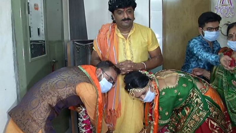 अनोखी शादी की यह तस्वीर राजकोट से सामने आई है। जहां दूल्हा-दुल्हन बिना सात फेरे लिए ही पति-पत्नी बन गए। यहां मंडप तो बनाया गया था, लेकिन उसमें रस्में नहीं हुईं, यहां तक की कन्यादान की रस्म भी नहीं निभाई गई। कोरोना के कहर के चलते सारी सारी रस्में कैंसिल कर दी। दूल्हा-दुल्हन ने बुजुर्गों और भगवान का आशीर्वाद लेकर नए जीवन की शुरूआत की।