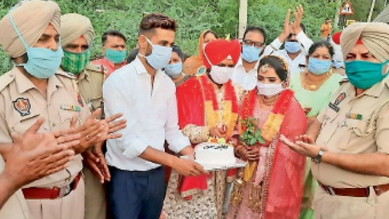 यह शादी बठिंडा के कोटकपूरा में हुई। जहां दूल्हा बाइक पर दुल्हन को लेकर अपने घर लाया, पुलिस ने केक काट कर उनका वेलकम किया।