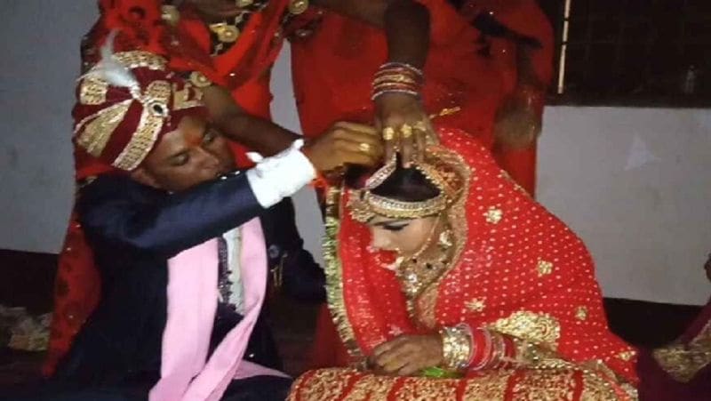 ऐसी एक अनोखी शादी उत्तर प्रदेश के एटा शहर में हुई है। जहां लॉकडाउन के नियमों का न सिर्फ पालन किया गया, बल्कि फिजूल शाही खर्चे को भी न करने का संदेश दिया गया। इस शादी घराती-बाराती मिलाकर 11 लोग शामिल हुए, जिनके लिए 21 रसगुल्ले, 101 पूड़ियां और 11 कटोरी सब्जी की ही व्यवस्था की गई और शादी में खर्च होने वाले पैसों में से 50 हजार रुपये का सेनिटाइजर, मास्क, राशन बांटकर गरीबों में बांटनकर उनकी मदद का भी संकल्प लिया गया।
