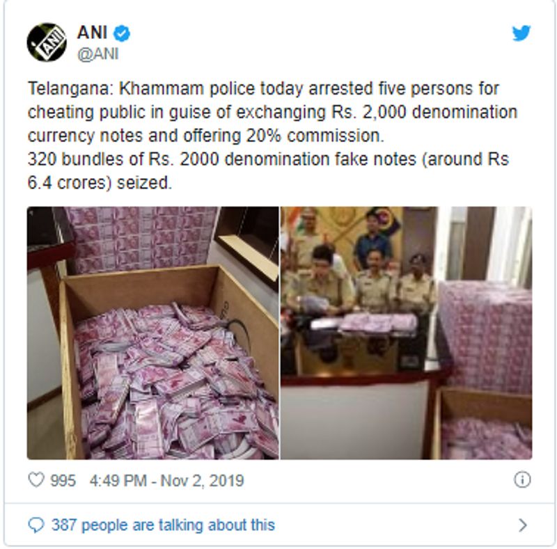 क्या है सच्चाई?
तस्वीरें वायरल होने के बाद हमने इसकी फैक्ट चेकिंग की। पड़ताल में वायरल पोस्ट में किया जा रहा दावा भ्रामक निकला। ये तस्वीर गुजरात की नहीं, बल्कि तेलंगाना की है। वायरल तस्वीर को रिवर्स सर्च करने पर हमें इससे जुड़े कुछ न्यूज़ आर्टिकल मिले। “Telangana Today” और “The Times of India” की रिपोर्ट के मुताबिक, 2 नवंबर 2019 को तेलंगाना पुलिस ने खम्मम जिले में पांच लोगों के एक गिरोह को 6 करोड़ की कीमत के नकली नोट के साथ पकड़ा था।