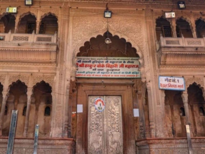 खोले जा सकते हैं मंदिर
धार्मिक स्थानों को खोला जाए या नहीं यह फैसला राज्य सरकारों पर छोड़ा जा सकता है। कर्नाटक सरकार ने पहले ही पीएम मोदी को पत्र लिखकर 1 जून से धार्मिक स्थानों को खोलने की इजाजत मांगी है। वहीं, बंगाल सरकार ने सभी धार्मिक स्थलों को खोलने की अनुमति दी है। 