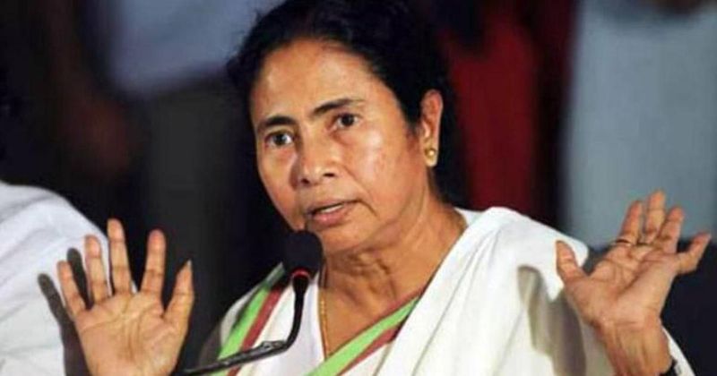 बंगाल सरकार ने किया है यह ऐलान
पश्चिम बंगाल में लॉकडाउन हटाने का सरकार ने निर्णय किया है। शुक्रवार को सूबे की मुखिया ममता बनर्जी ने ऐलान किया कि सभी मंदिर, मस्जिद समेत सभी धार्मिक स्थलों को 1 जून से खोलने की इजाजत दे दी है। इसके साथ ही राज्य सरकार ने प्राइवेट और सरकारी कार्यालयों को 100 प्रतिशत कर्मचारियों के साथ खोलने की इजाजत दे दी है।
