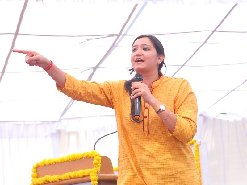 वो देश की एक जानी-मानी सरपंच हैं, जिन्होंने युवा वर्गों के भीतर अपने देश व समाज की खातिर कुछ कर गुजरने की प्रेरणा भरती हैं। राजनीति शास्त्र में मास्टर की डिग्री प्राप्त करने के बाद साल 2012 में भक्ति ने अमेरिका का रुख किया। दरअसल, उसके परिवार के बहुत सारे लोग वहां रहते थे इसलिए भक्ति ने भी पढ़ाई पूरी कर सुनहरे भविष्य का सपना पाले अमेरिका के टैक्सस शहर पहुंची।