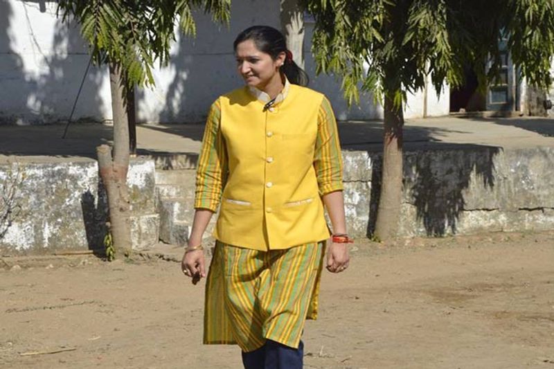 स्वदेश लौटने के बाद भक्ति अपने पिता के साथ मिलकर एक स्वंय सेवी संस्था बनाने के बारे में सोचा, जिसके माध्यम से उच्च मध्यम वर्गीय परिवारों की उन महिलाओं को सहायता प्रदान की जाती, जो घरेलू हिंसा की शिकार थीं। लेकिन इसी बीच गांव में सरपंच के चुनाव की घोषणा हो गई। चुनाव में दिलचस्पी दिखाते हुए भक्ति ने अपने पिता से चुनाव लड़ने की इजाजत मांगी। घर वालों से लेकर गांव वालों तक सब ने भक्ति के फैसले का समर्थन किया।