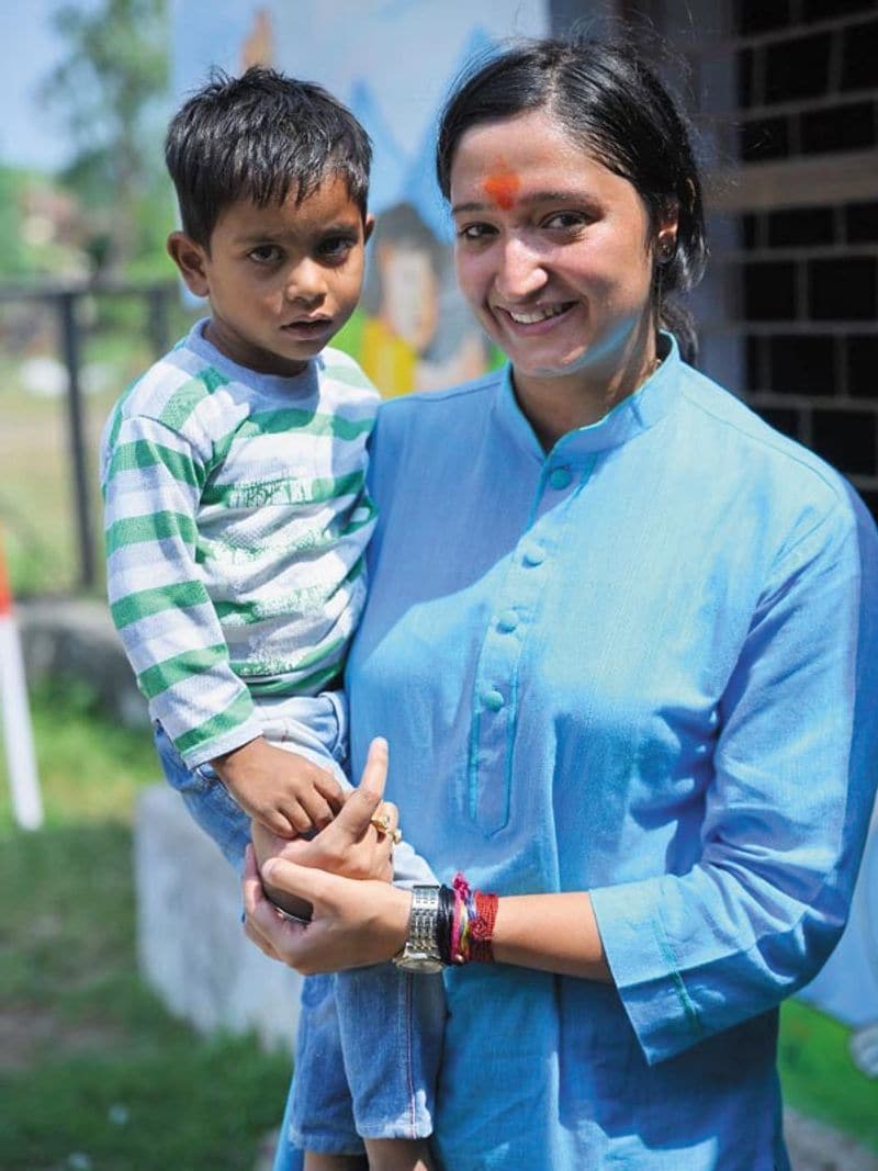 भक्ति बतातीं है कि जब मैं चुनाव लड़ने का फैसला कर ही रही थी उसी वक्त हमारे गांव के कुछ लोगों ने कहा कि वो भी चाहते हैं कि इस बार सरपंच के चुनाव में मैं उम्मीदवारी बनूं। क्योंकि गांव वाले चाहते थे कि चुनाव को कोई पढ़ी लिखी जीते। ताकि गांव का सही विकास हो। चुनाव परिणाम आते ही भक्ति मध्य प्रदेश की राजधानी भोपाल से 13 किलोमीटर दूर बसे बरखेड़ी गांव की पहली महिला सरपंच बनीं। चुनाव जीतने के पहले दिन से ही भक्ति में सारे रुके हुए कामों की समीक्षा की और युद्ध-स्तर पर काम शुरू कर दिया। आपको यकीन नहीं होगा दस महीने के अंदर गांव में सवा करोड़ रुपए खर्च करके नई सड़कें बनवाईं, शौचालयों का निर्माण कराया।