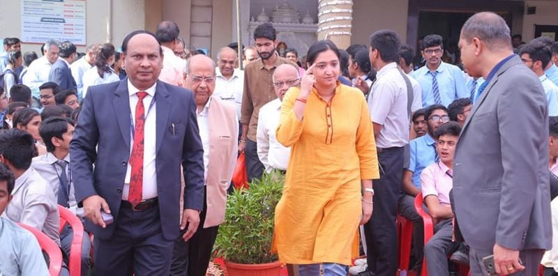 सरकार की सुविधाओँ के अलावा सरपंच भक्ति ने खुद एक मुहिम शुरू की है। इसके अंतर्गत भक्ति द्वारा बच्ची की मां को बतौर सरपंच मिलने वाला अपना 2 महीने का वेतन उपहार में दिया जाता है। इसके अलावा बरखेड़ी अबदुल्ला गांव में हर बेटी के जन्म की खुशी में 10 पेड़ लगाए जाते हैं। अब तक गांव में 6000 से पौधे लगाए जा चुके हैं जिनमें से 80 प्रतिशत पौधे अब पेड़ बन चुके हैं।
देश और दुनिया से अनुभव बटोर कर एक गांव को संवारने की भक्ति की ‘भक्ति’ की जितनी तारीफ की जाए वह कम है। भक्ति की सफलता से नई पीढ़ी के युवाओं को प्रेरणा लेनी चाहिए। भक्ति शर्मा ने अपने गांव की दशा और दिखा को बदल कर यह साबित कर दिया कि ‘भक्ति’ में सबसे बड़ी ताकत होती है।
इन महिलाओं ने न सिर्फ सफलता हासिल की है बल्कि पूरे समाज व देश के सामने एक प्रेणादायक शख्स के रूप में खुद को पेश किया है। जैसे किसी परिवार की तरक्की के लिए एक पढ़ी-लिखी और तेज-तर्रार महिला की आवश्यकता होती है वैसे ही किसी समाज व देश की भलाई के लिए भी ऐसी ही मजबूत महिला प्रतिनिधि की जरूरत होती। 