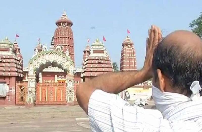 केंद्रीय गृहमंत्रालय ने धार्मिक स्थलों को खोलने की अनुमति दे दी है। इससे पहले कर्नाटक और पश्चिम बंगाल ने सभी धार्मिक स्थलों को खोलने की मांग की थी। 