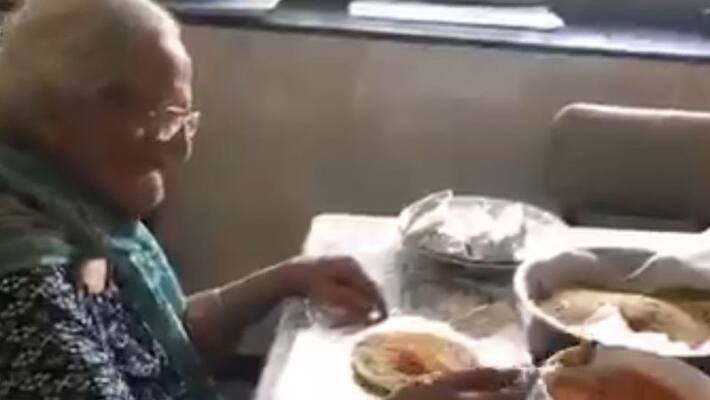 99 yead old woman preparing food packet for migrant workers mumbai 99 yead old woman preparing food packet for migrant workers mumbai