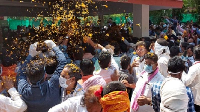 अंतिम सफर में के दौरान लोग बड़ी संख्या में अपने नेता को श्रद्धासुमन अर्पित करने के लिए उमड़ पड़े।
