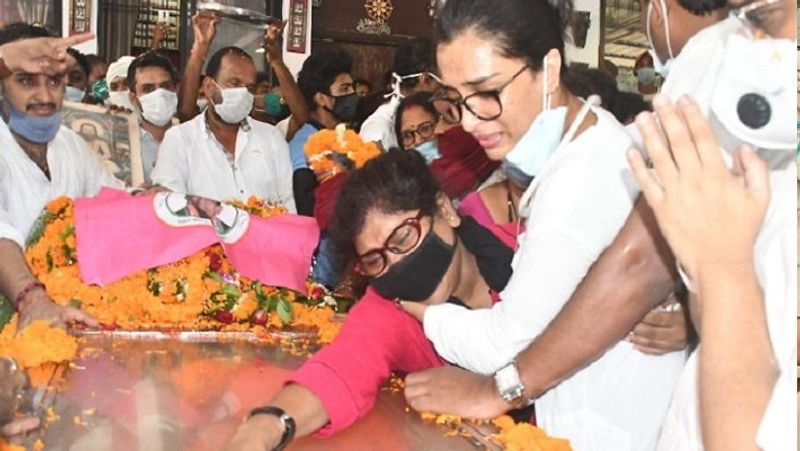 जैसे ही पूर्व मुख्यमंत्री अजीत जोगी का शव बिलासपुर के मरवाही सदन पहुंचा तो यहां लोगों ने अपने नेता को श्रद्धांजलि दी। इस दौरान वह अपने आंसू नहीं रोक पाए और शव से ही लिपटकर रोने लगे।