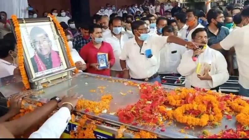 अजीत जोगी की इस अंतिम यात्रा में सैकड़ों लोगों की भीड़ जमा हुई। लोग बड़ी तादाद में अपने प्रिय नेता को अंतिम विदाई देने पहुंचे। जब जोगी का शव उनके पैतृक ग्राम जोगीसार पहुंचा तो दर्शन करने के लिए पूरा गांव उमड़ पड़ा। लोग मायूस और आंखों में आंसू लिए दिखाई दिए। हर ओर एक खामोशी सी छा गई।

