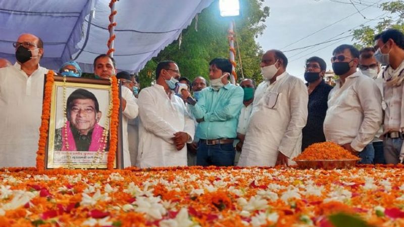 अपने चेहते नेता को अंतिम विदाई देते हुए उनके समर्थकों की आंखों से आंसू निकल रहे थे, कोई बोल रहा था-जब तक सूरज चांद रहेगा, जोगी जी का नाम रहेगा। तो कोई कह रहा था, हमने छत्तीसगड़ का लाल खो दिया। 