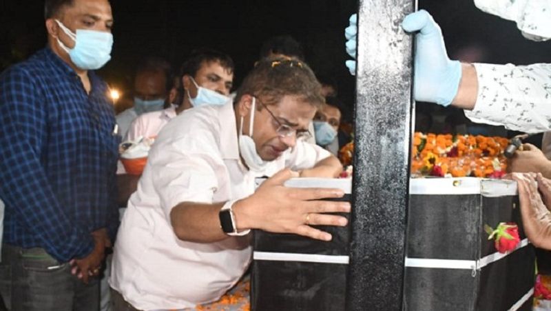 जैसे ही पिता अजीत जोगी के शव को दफनाया जाने लगा तो बेटा अमित जोगी जोर-जोर से रोने लगे। वह अपने पिता के शव से लिपटकर बिलखते रहे, किसी तरह से लोगों ने उनको संभाला।
