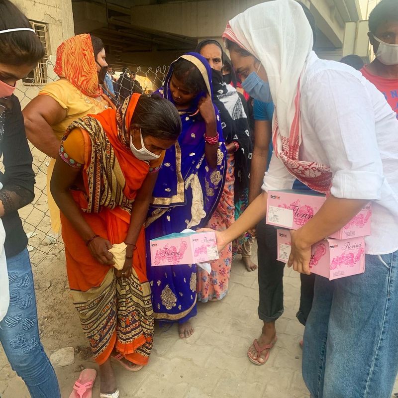 ನಡೆದುಕೊಂಡು ತೆರಳಲು ಕಷ್ಟವಾಗಿದ್ದ ಕಾರ್ಮಿಕರಿಗೆ ಹೊಸ ಚಪ್ಪಲಿಗಳನ್ನು ಸ್ವರಾ ನೀಡಿದರು.