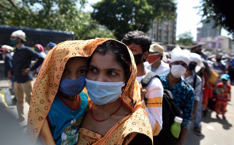 1. मास्क का प्रयोग
गृह मंत्रालय ने कहा है कि सार्वजनिक स्थानों, कार्यस्थलों और सफर के दौरान सभी को फेस कवर करना जरूरी होगा। पीएम मोदी पहले भी कह चुके हैं कि लोग घर में बने मास्क या गमछे का प्रयोग करें। यानी सरकार ने साफ कर दिया है कि मास्क पहनना अनिवार्य है।
