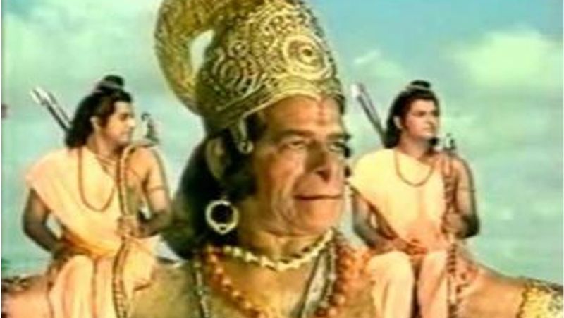 इस सीन के बारे में बात करते हुए लक्ष्मण ने कहा कि सीन के शूट के दौरान बहुत सारी दिक्कतों का सामना करना पड़ा था। दरअसल, उस सीन को शूट करना काफी कठिन था और उसके लिए स्पेशल एफ्ट्स की जरूरत थी और उस समय मेकर्स के पास सिर्फ क्रोमा ही था।
