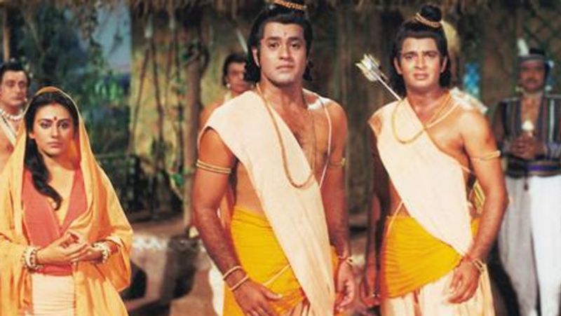 बता दें कि 'लक्ष्मण' आए दिन अपनी फिल्मों और पुराने दिनों की शूटिंग से जुड़ी फोटोज शेयर करते रहते हैं। हाल ही में एक्टर ने एक थ्रोबैक फोटो शेयर की जिसमें वो अपने बेटे के साथ नजर आ रहे थे। ये तस्वीर काफी खूबसूरत है और सोशल मीडिया पर काफी वायरल भी हो रही है।