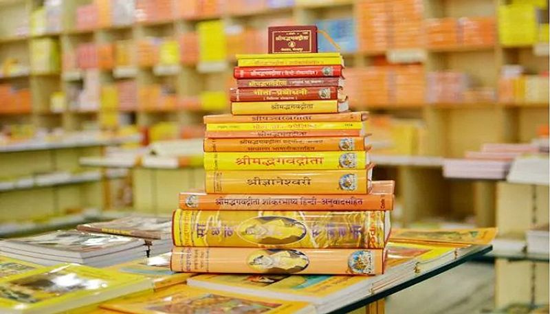 गीता प्रेस से 15 से अधिक भाषाओं में हजारों पुस्तकें प्रकाशित होती हैं। लेकिन, बात अगर सबसे महंगी पुस्तक की करें तो श्रीरामचरितमानस वृहदाकार है, जिसकी कीमत 750 रुपये है।
