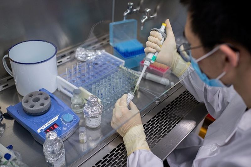 PFIZER का दावा- अक्टूबर तक तैयार हो जाएगी वैक्सीन
वियाग्रा जैसी दवाओं का आविष्कार करने वाली अमेरिकन फार्मास्यूटिकल कंपनी Pfizer ने दावा किया है कि इस साल अक्टूबर के अंत तक उनकी वैक्सीन बनकर तैयार हो जाएगी।Pfizer के सीईओ अल्बर्ट बुर्ला ने 'द टाइम्स ऑफ इजराइल' के हवाले से बताया, 'अगर सबकुछ ठीक चलता रहा और हमें किस्मत का साथ मिला तो अक्टूबर के अंत तक वैक्सीन तैयार हो जाएगी। एक गुणकारी और सुरक्षित वैक्सीन के लिए हम भरपूर प्रयास कर रहे हैं।'